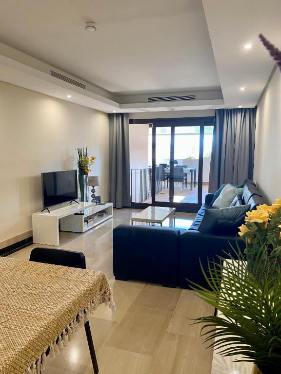 Televízia a/alebo spoločenská miestnosť v ubytovaní Apartment 4p Beach 3 Pools Top Location Garden SPA Parking Shops