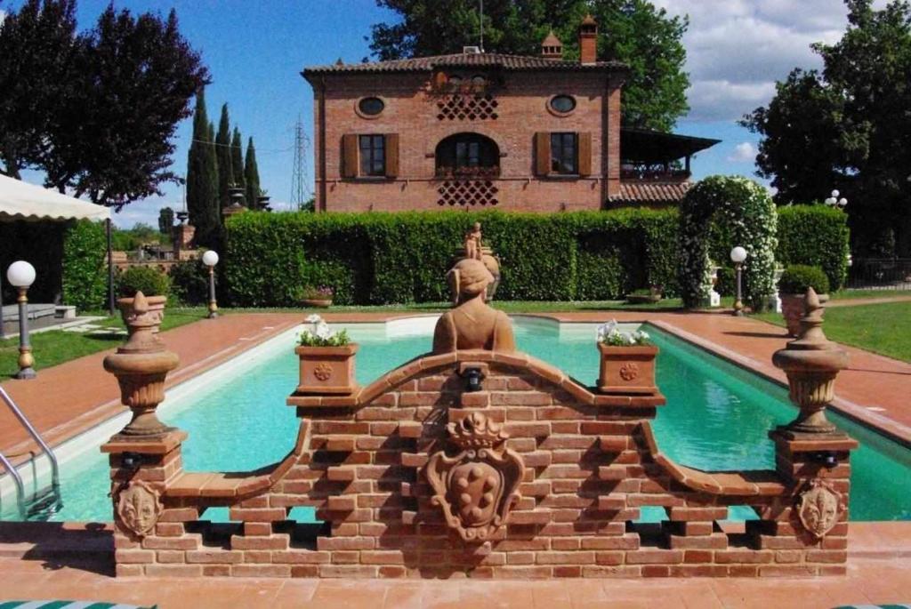 een fontein voor een huis met een gebouw bij Villa Bottaio in Foiano della Chiana