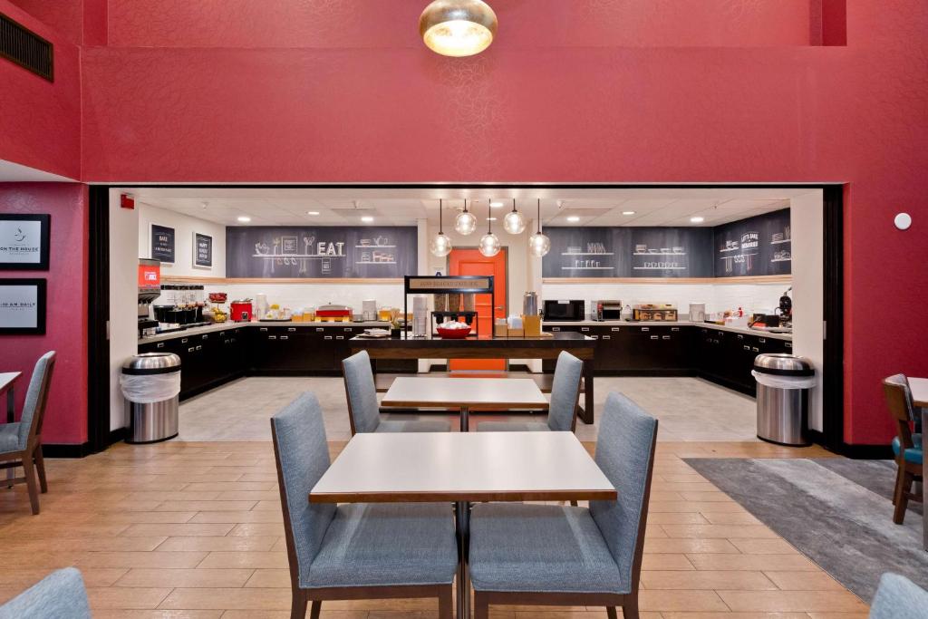 Kuchyň nebo kuchyňský kout v ubytování Hampton Inn & Suites Palm Desert
