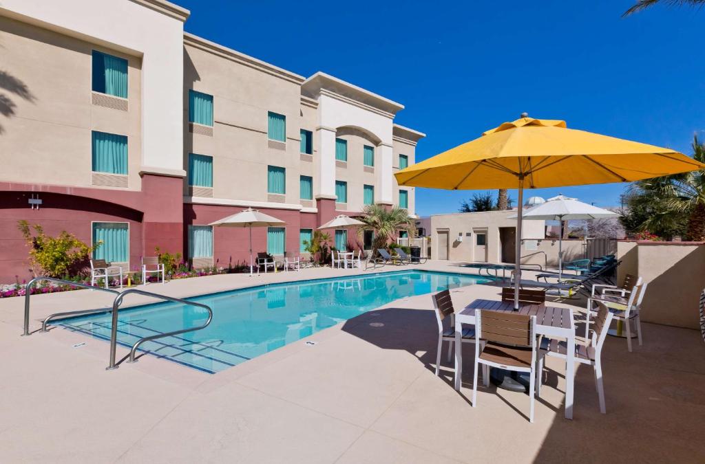 Bazén v ubytování Hampton Inn & Suites Palm Desert nebo v jeho okolí