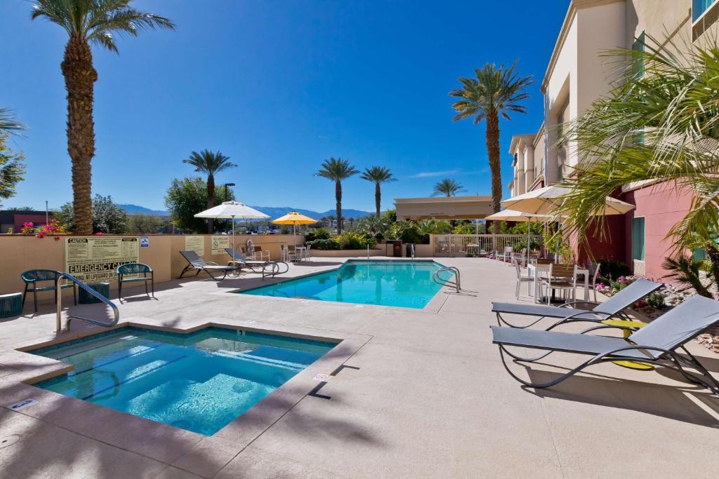 Bazén v ubytování Hampton Inn & Suites Palm Desert nebo v jeho okolí