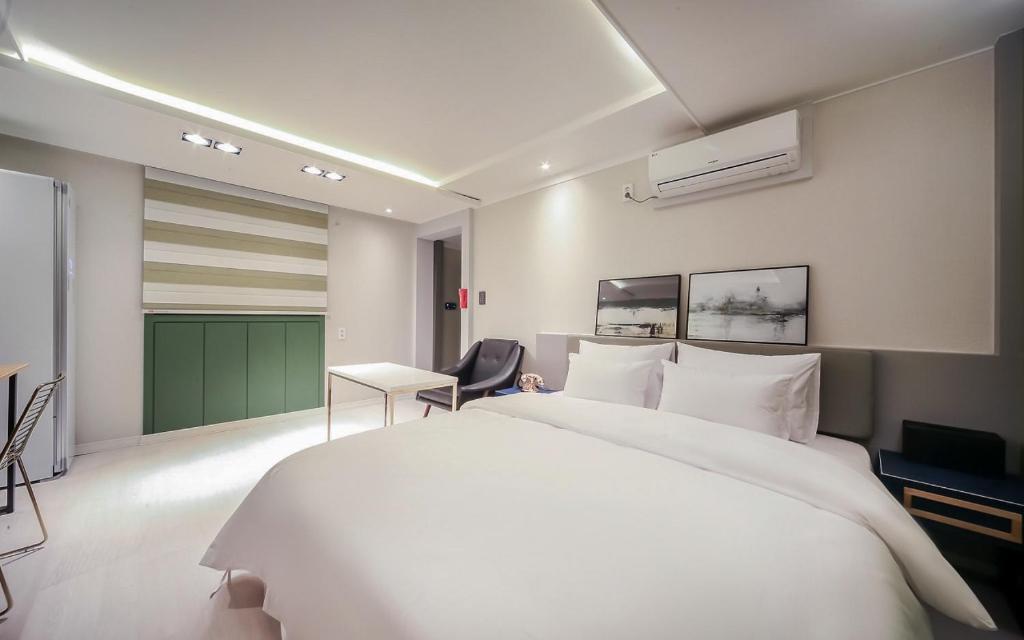 Postel nebo postele na pokoji v ubytování Cheese Hotel Seomyeon