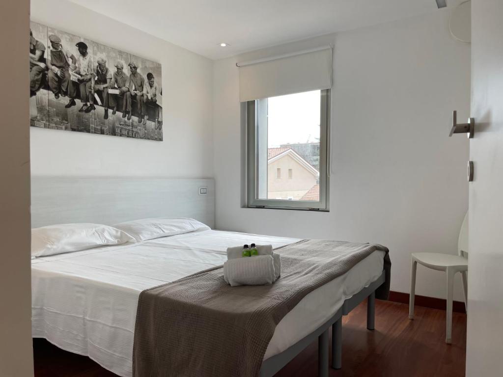 1 dormitorio con 1 cama y una ventana con una foto en Residenze Ariston - centralissimi - Narramondo Villas en Giulianova