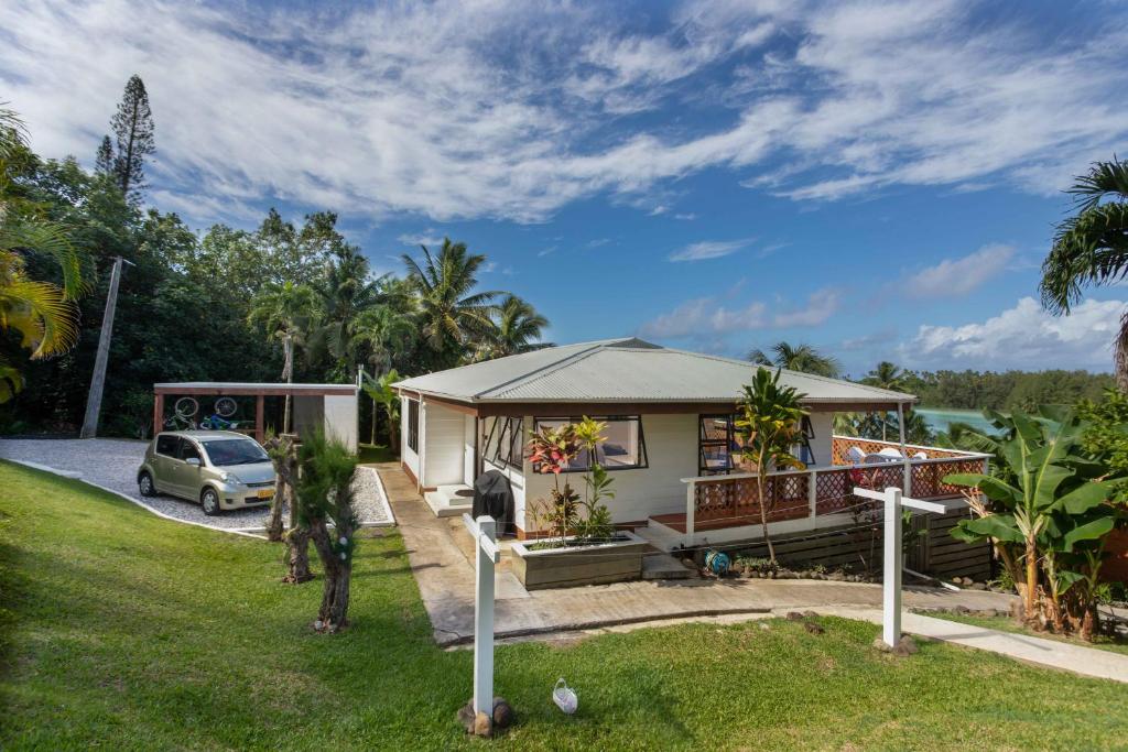 uma casa com um carro estacionado em frente em Muri Motu Outlook em Rarotonga