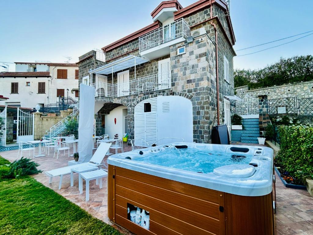 Bazén v ubytování YourHome - Relais Loggia Li Galli nebo v jeho okolí