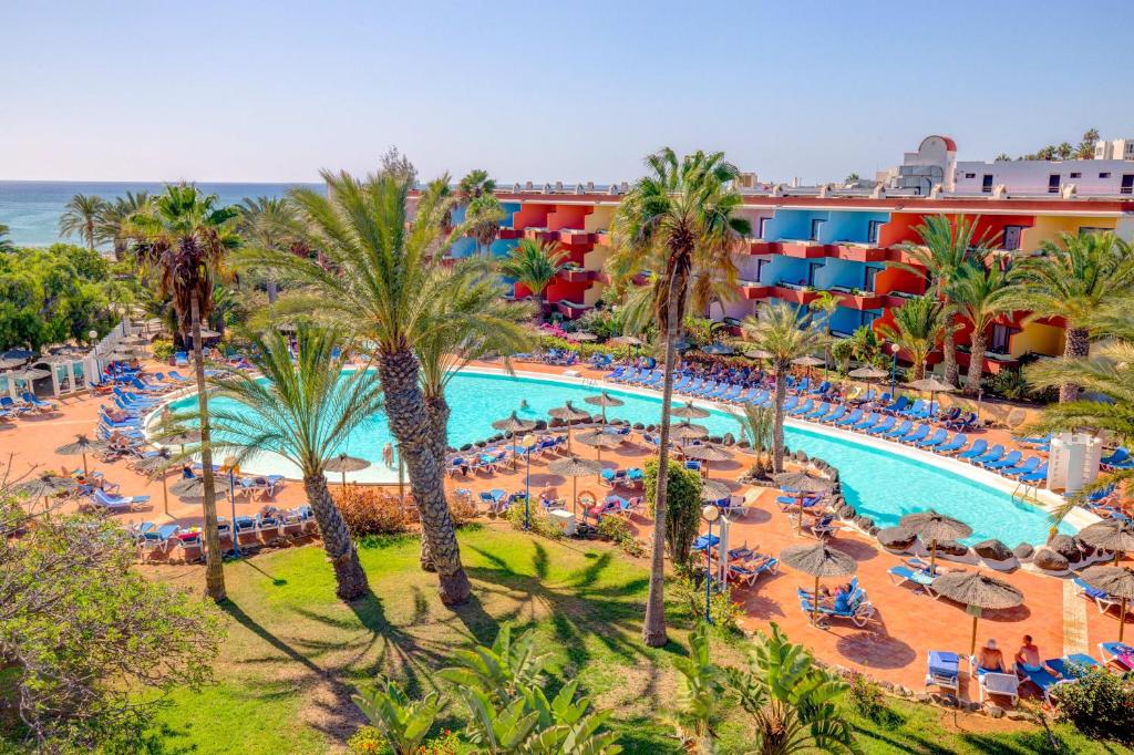 vista aerea di un resort con piscina di SBH Fuerteventura Playa a Costa Calma