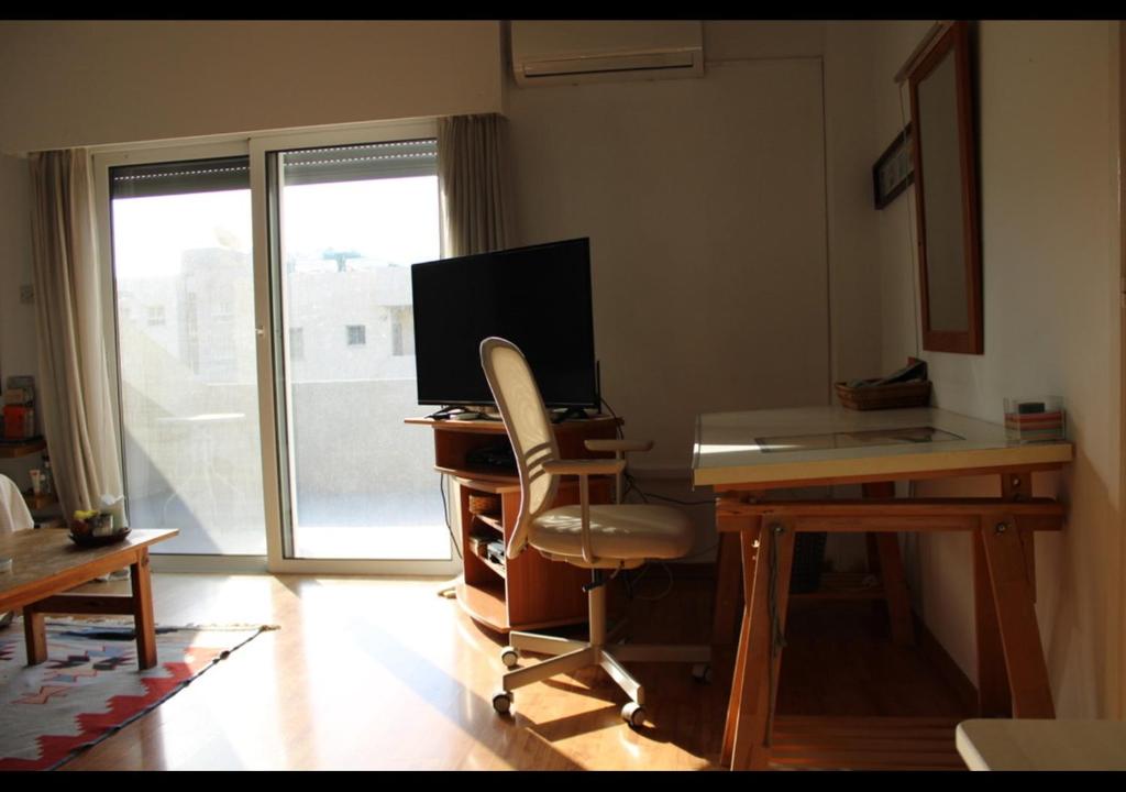 TV a/nebo společenská místnost v ubytování Studio Room Ensuite by the Beach, Entire Independent Unit