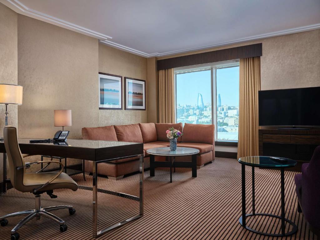 TV a/nebo společenská místnost v ubytování Hilton Baku
