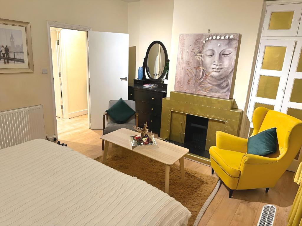 Schlafzimmer mit einem Bett, einem Kamin und einem Spiegel in der Unterkunft Central London Chinatown 1 bedroom 1 bathroom Flat in London