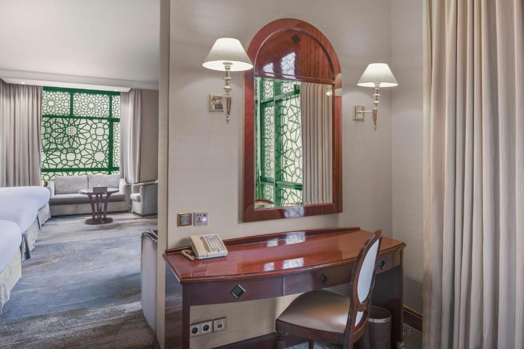 Madinah Hilton Hotel - Suíte Júnior Com Três Camas