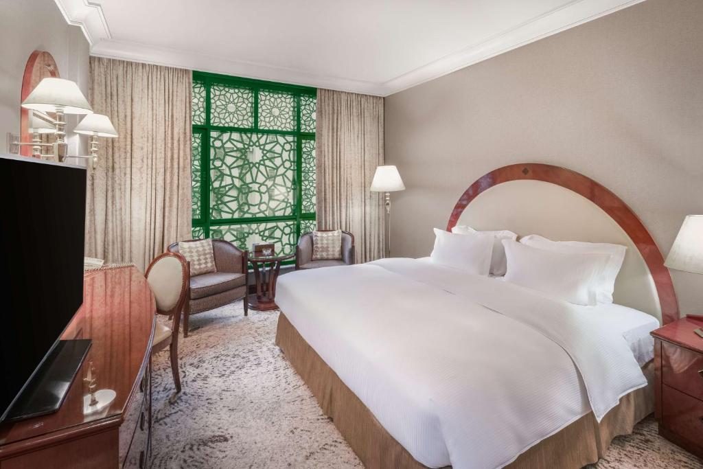 Madinah Hilton Hotel - Quarto De Hóspedes Rei Com Vista Parcial De Haram