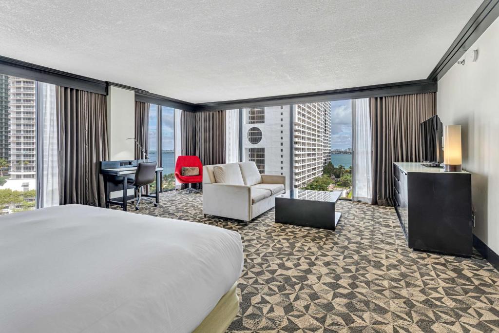 Postel nebo postele na pokoji v ubytování Hilton Miami Downtown