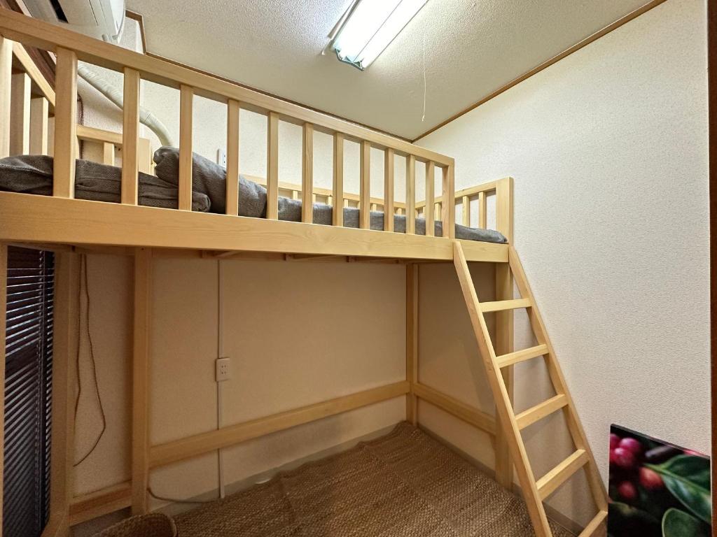 Palanda nebo palandy na pokoji v ubytování KOBE coffee hostel
