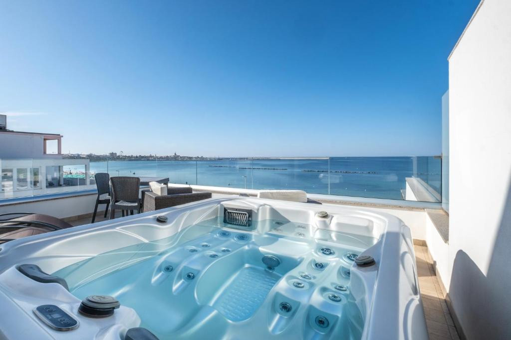 bañera de hidromasaje en el balcón de una casa en Residence Picalè en Alguer