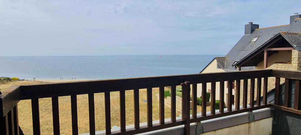 Elle comprend un balcon offrant une vue sur la plage. dans l'établissement Ref 094 - A louer appartement pour six vue mer proche plage du Fogeo, à Arzon