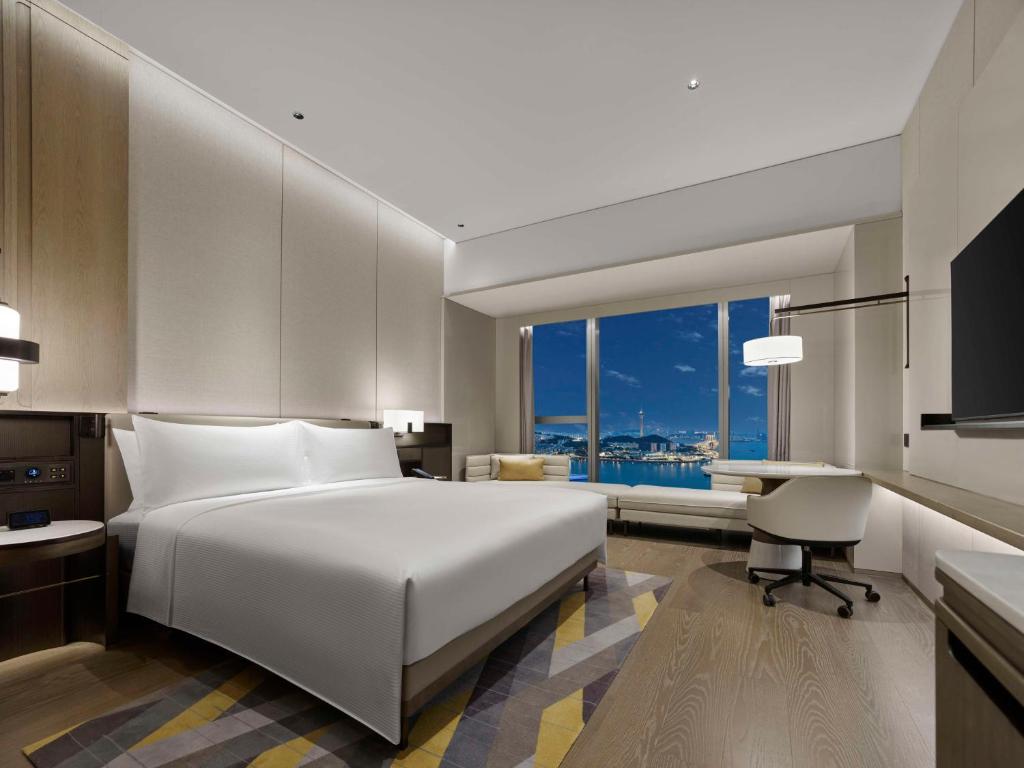 Postel nebo postele na pokoji v ubytování Hilton Zhuhai