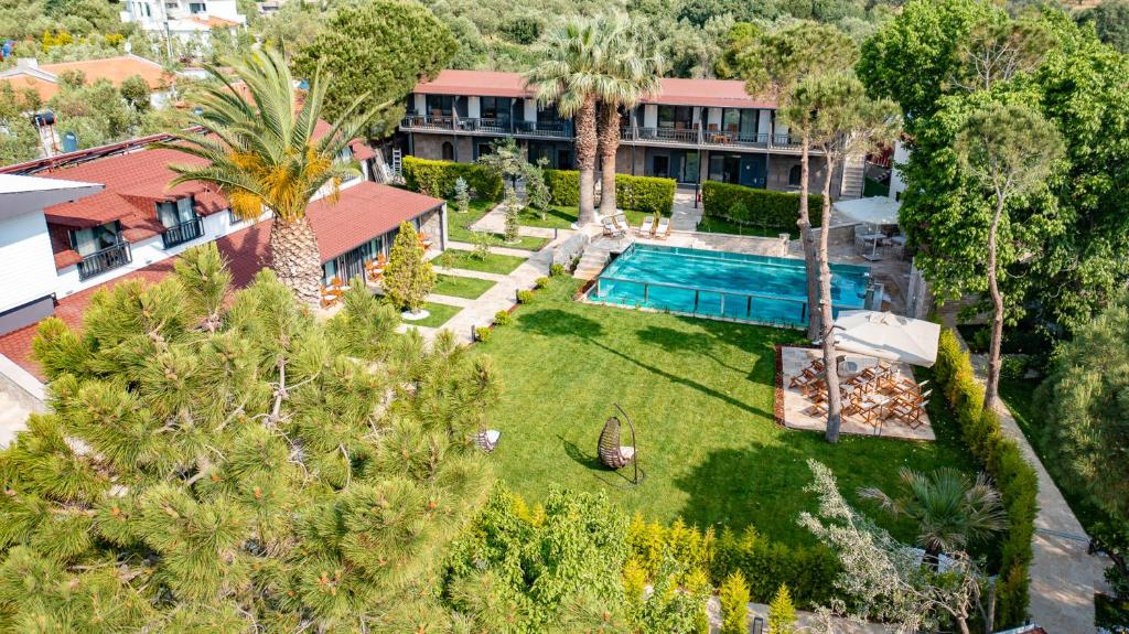 una vista aérea de una casa con un patio con piscina en Assos Hunters Hotel, en Ayvacık
