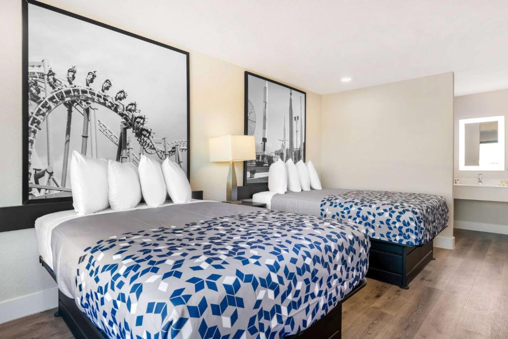 Super 8 by Wyndham Orlando Near Florida Mall photo