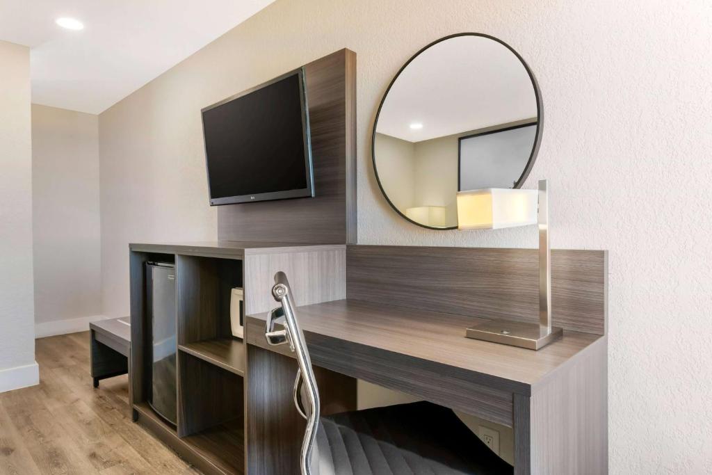 Super 8 by Wyndham Orlando Near Florida Mall photo