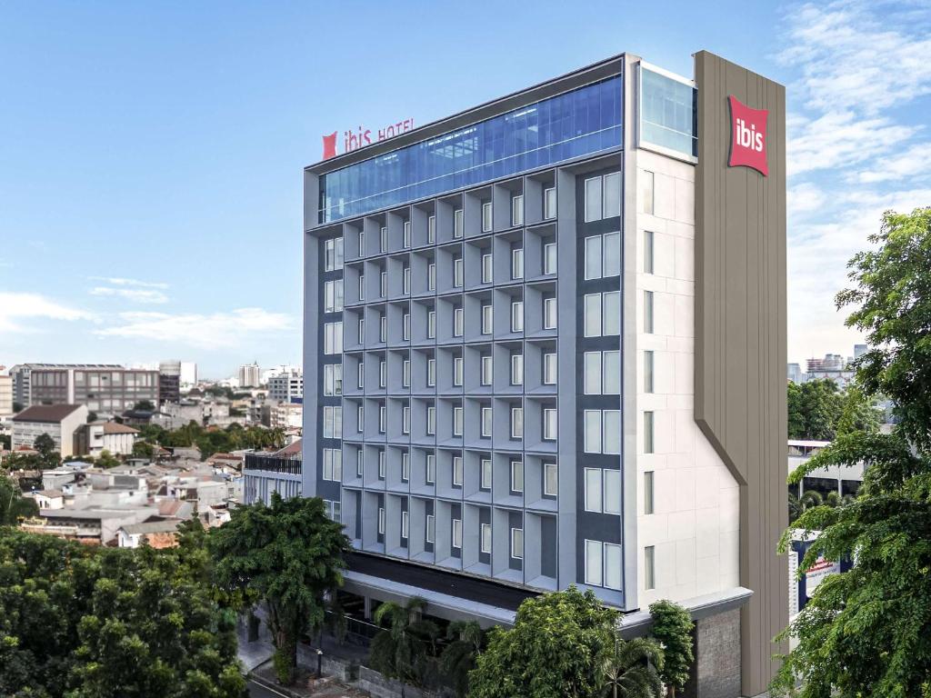 a tall white building with a hsbc sign on it at ibis Jakarta Raden Saleh in Jakarta