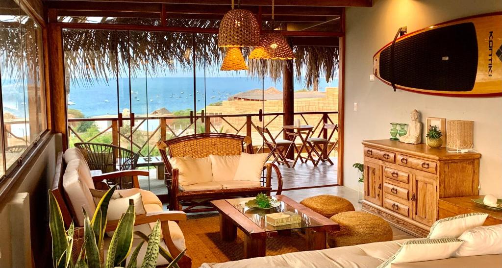 sala de estar con vistas al océano en Punta Veleros, Los Órganos casa de playa, en Talara