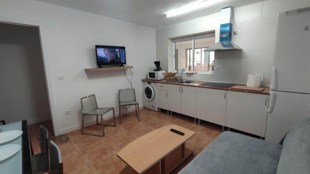 eine Küche mit einem Tisch und einer Arbeitsplatte in der Unterkunft Casa Lizz in Lumpiaque