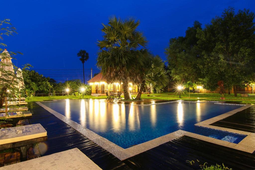 Het zwembad bij of vlak bij Angkor Heart Bungalow