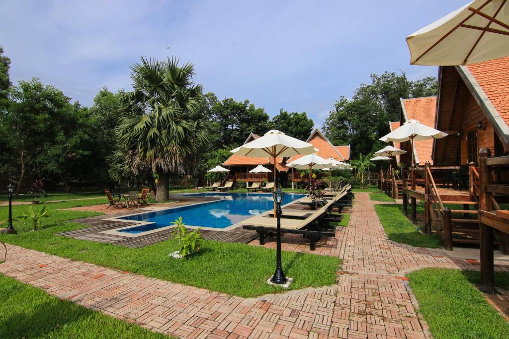 Het zwembad bij of vlak bij Angkor Heart Bungalow