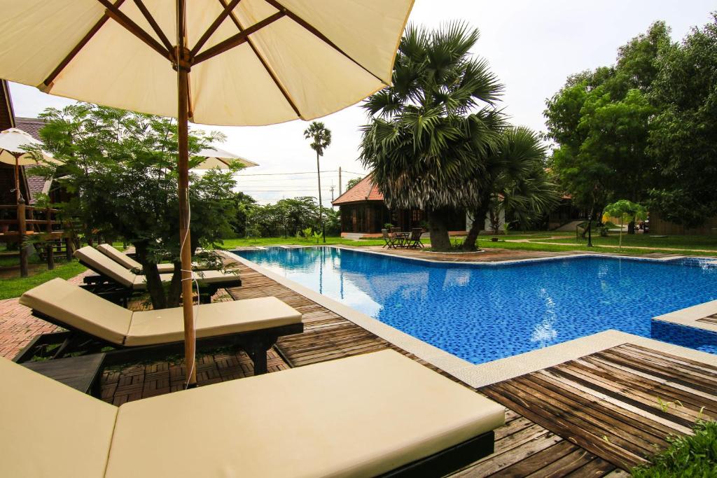 Het zwembad bij of vlak bij Angkor Heart Bungalow