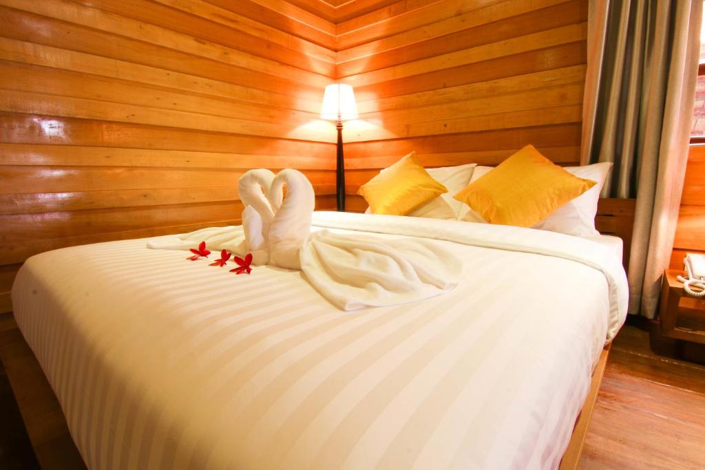 Een bed of bedden in een kamer bij Angkor Heart Bungalow