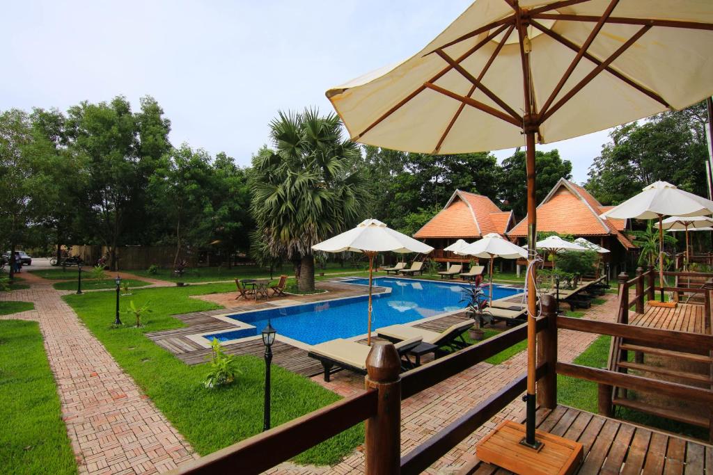 Het zwembad bij of vlak bij Angkor Heart Bungalow