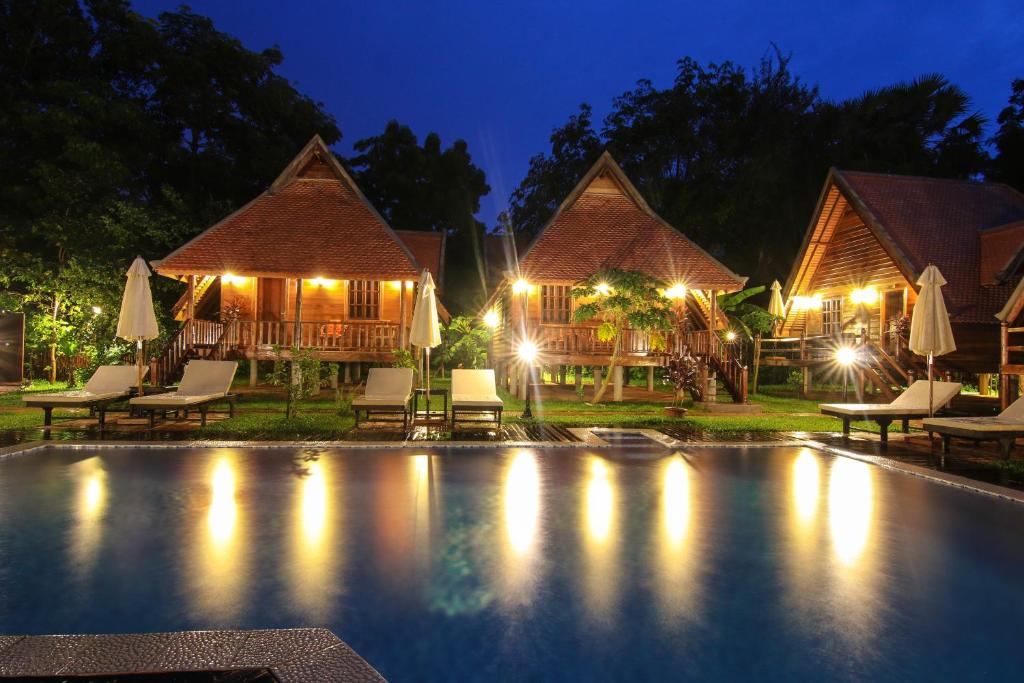 Het zwembad bij of vlak bij Angkor Heart Bungalow