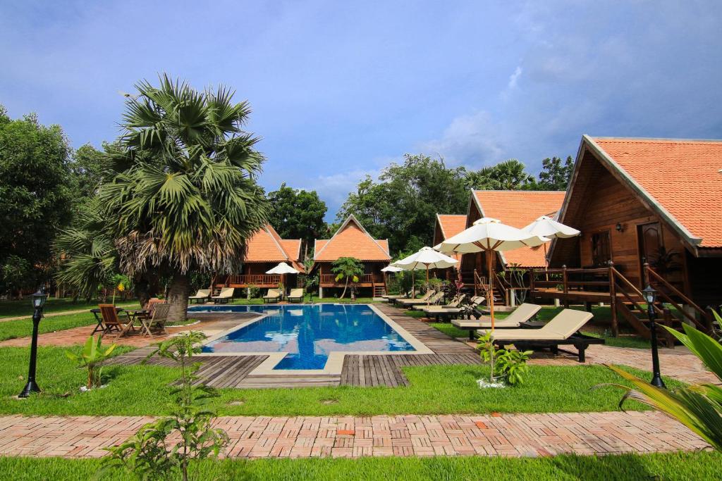 een resort met een zwembad en een huis bij Angkor Heart Bungalow in Siem Reap