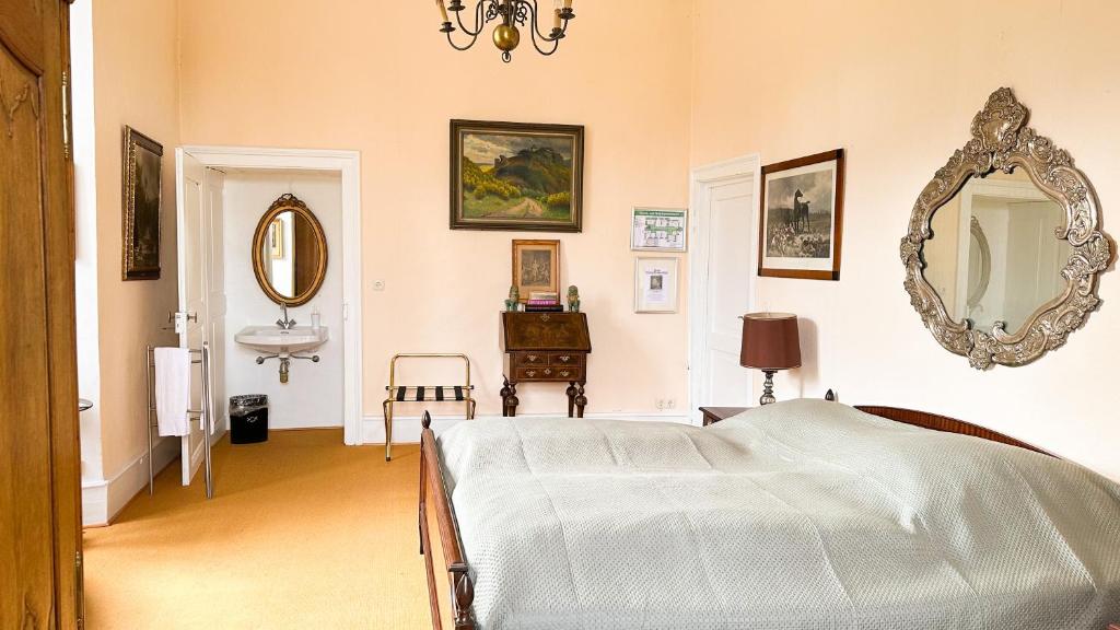 Postel nebo postele na pokoji v ubytování Burg Satzvey