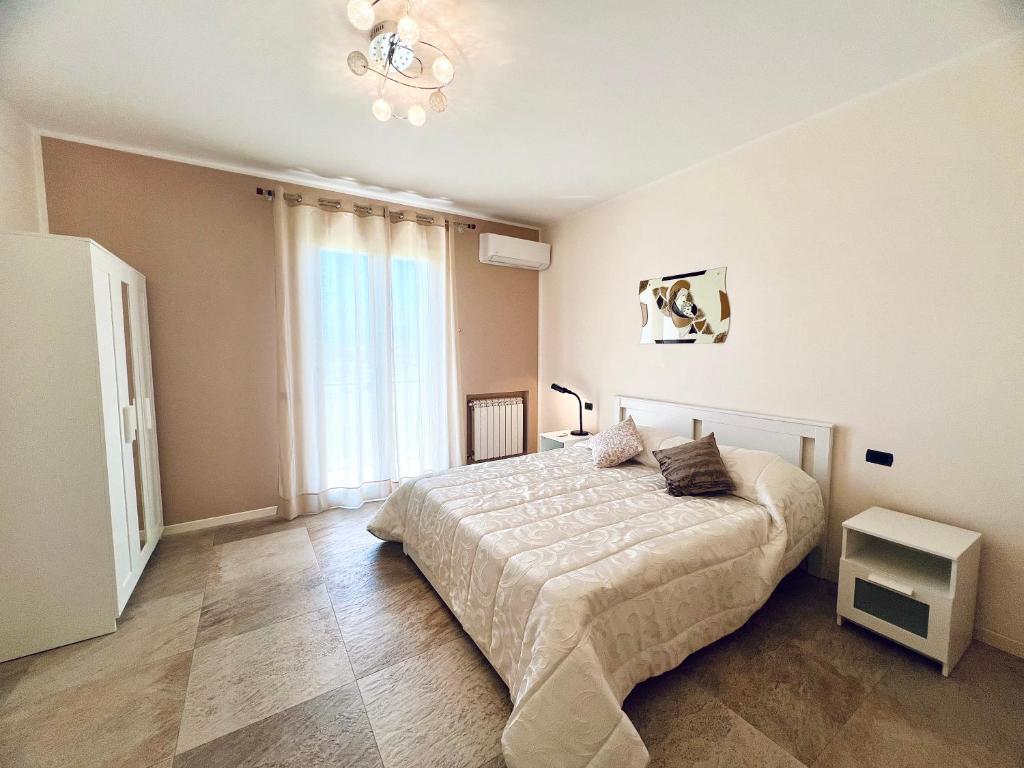 - une chambre avec un lit et une grande fenêtre dans l'établissement Rosa di Mare, à Capaci