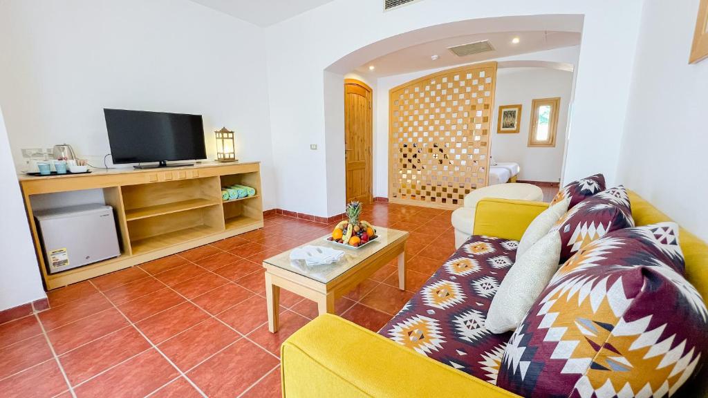 TV a/nebo společenská místnost v ubytování Tamra Beach Resort