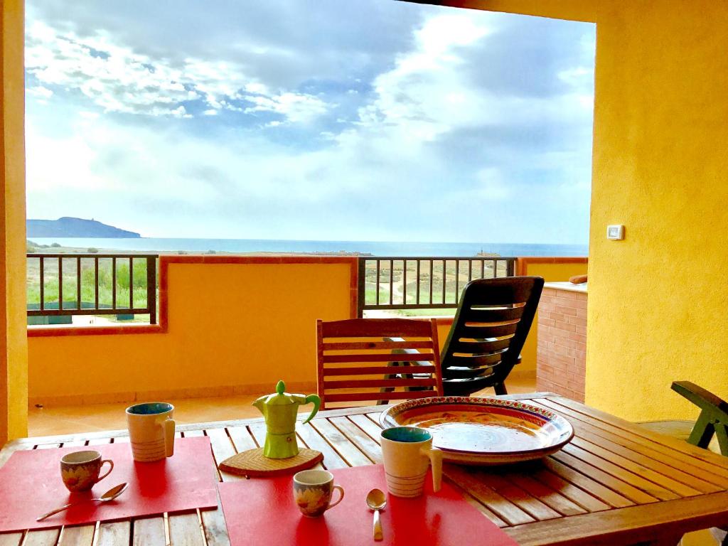een kamer met een tafel en uitzicht op de oceaan bij La Terrazza sul Mare in Siculiana Marina