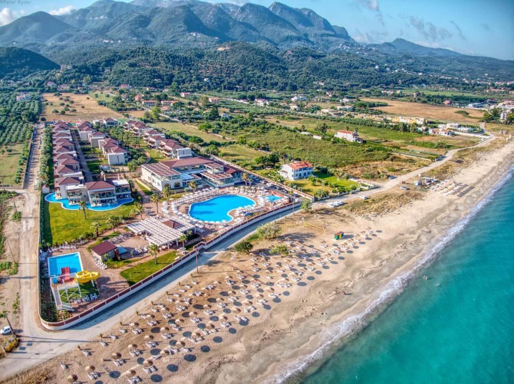 eine Luftansicht eines Resorts am Strand in der Unterkunft Almyros Beach in Acharavi