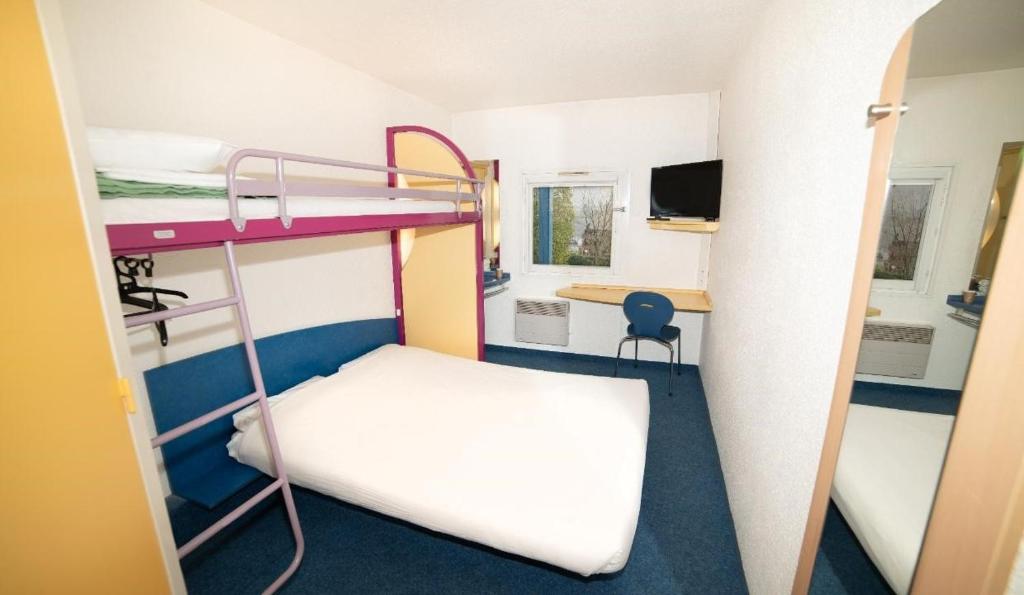 Postel nebo postele na pokoji v ubytování Accueil Hotel Besançon