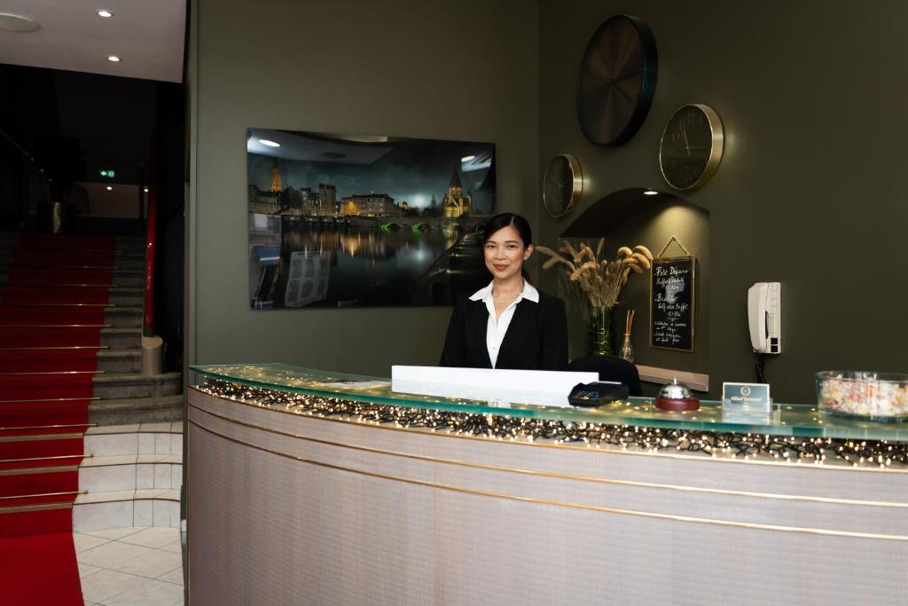 Členové personálu v ubytování Hôtel Escurial - Centre Gare