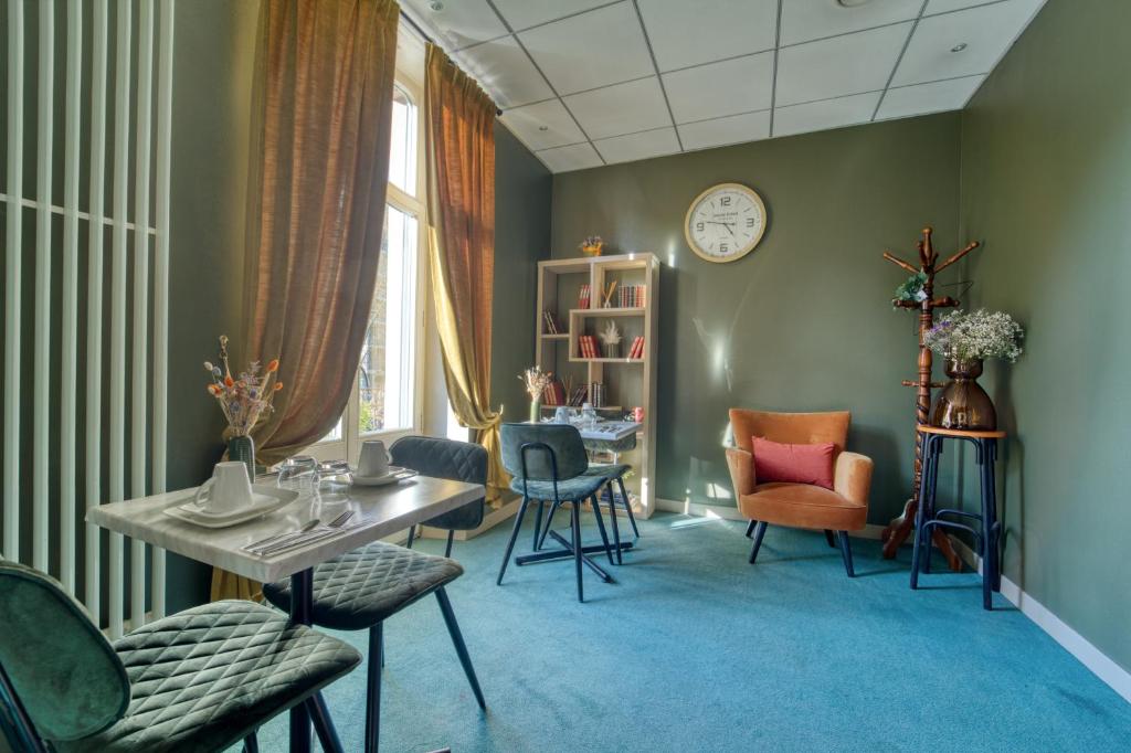 Posezení v ubytování Hôtel Escurial - Centre Gare