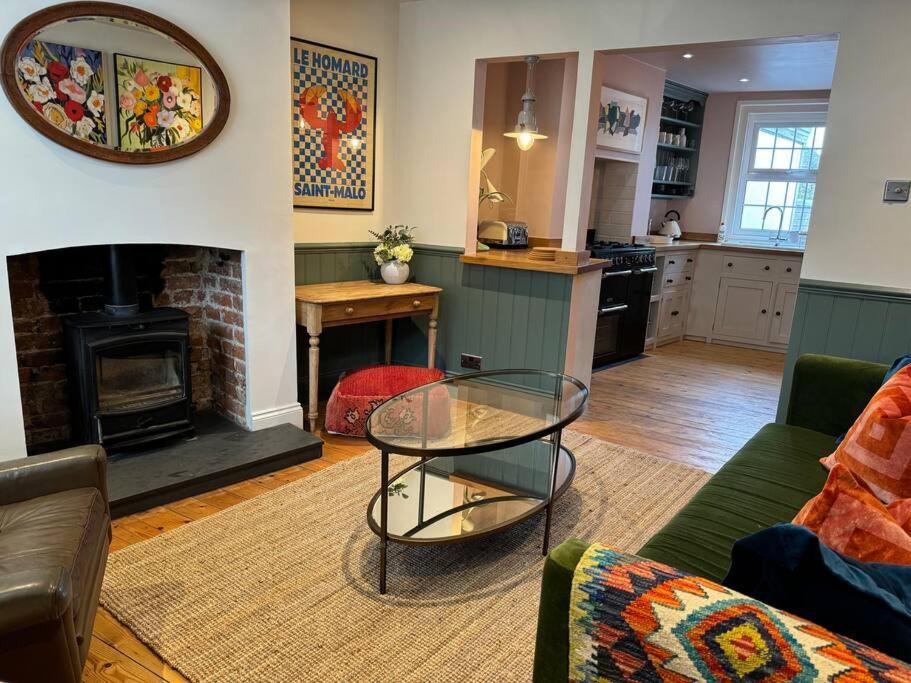 Ruang duduk di Spring Crescent Cottage in Rye