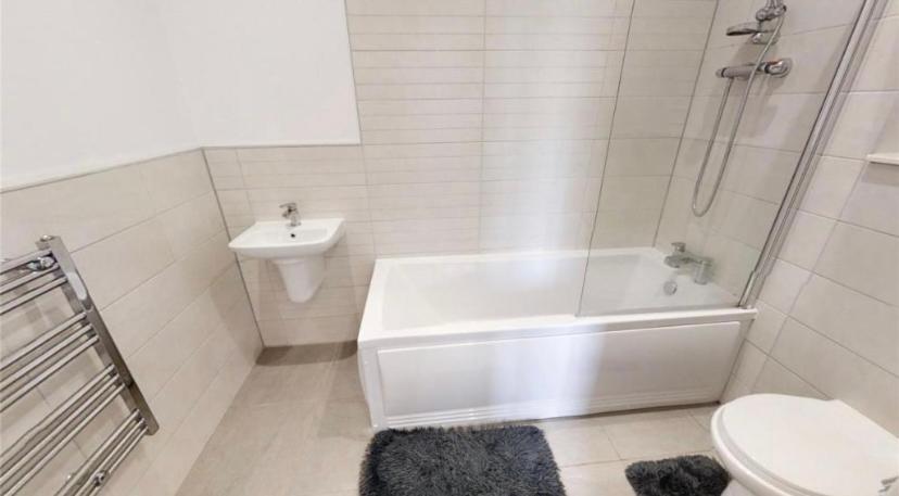 חדר רחצה ב-Cozy, comfortable bedroom in a shared flat, within a walking distance of the train station in Wigan Town Centre