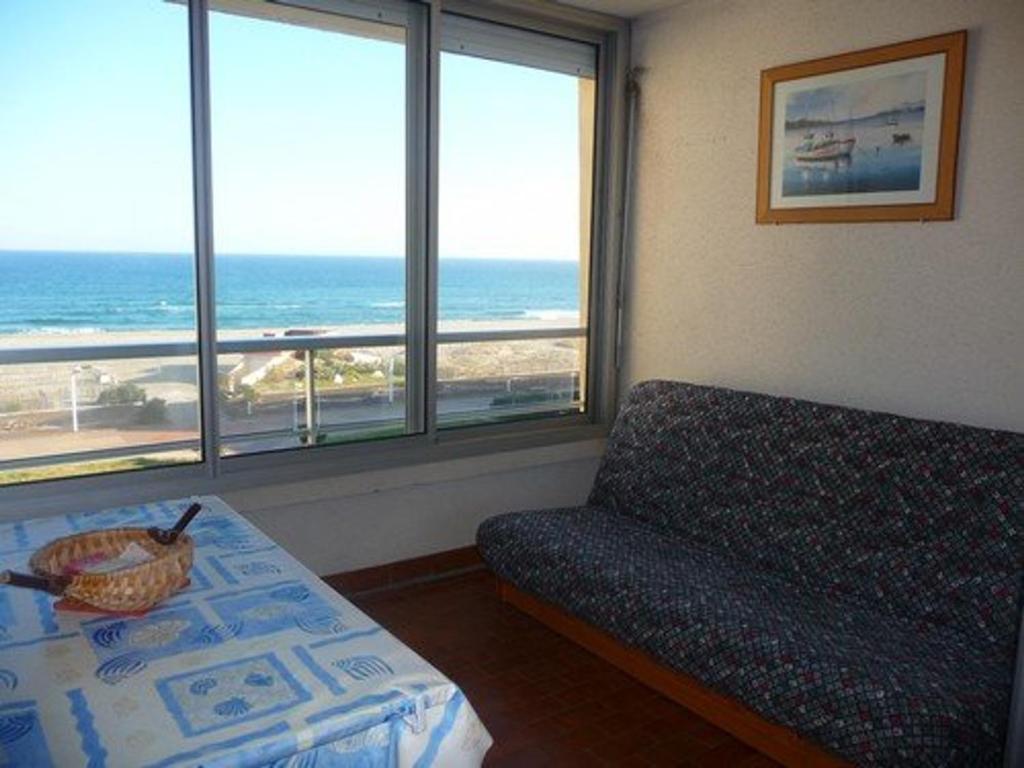 Cette chambre comprend un lit et offre une vue sur l'océan. dans l'établissement Studio à 50m de la plage, parking privé - FR-1-782-23, au Barcarès