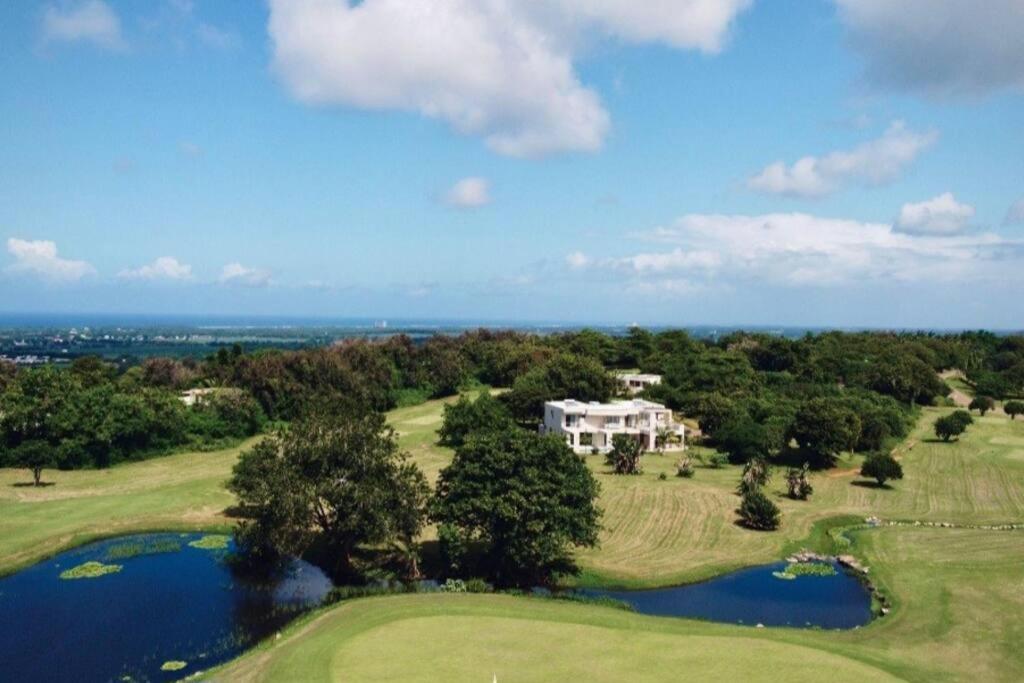 z góry widok na dom na polu golfowym z jeziorem w obiekcie The Four Palms w mieście Kilifi