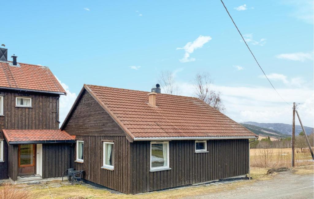een bruin huis met een bruin dak bij Beautiful Apartment In Eidsvg I Romsdal With Wifi 