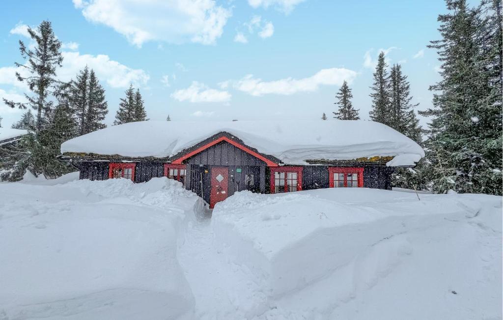 ein schneebedecktes Haus mit einem Stapel Schnee in der Unterkunft 5 Bedroom Awesome Home In yer in Øyer