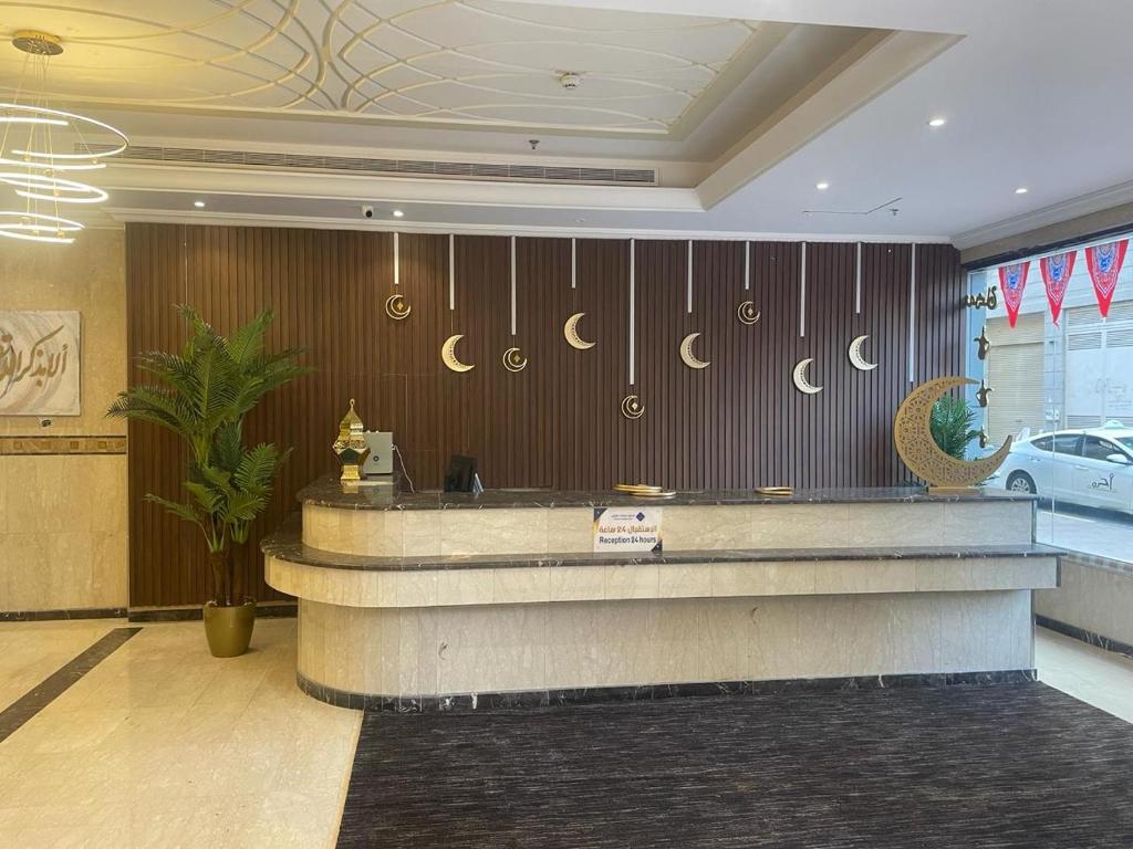 فندق نسمات اليقين في مكة المكرمة: لوبي فندق مع كونتر استقبال
