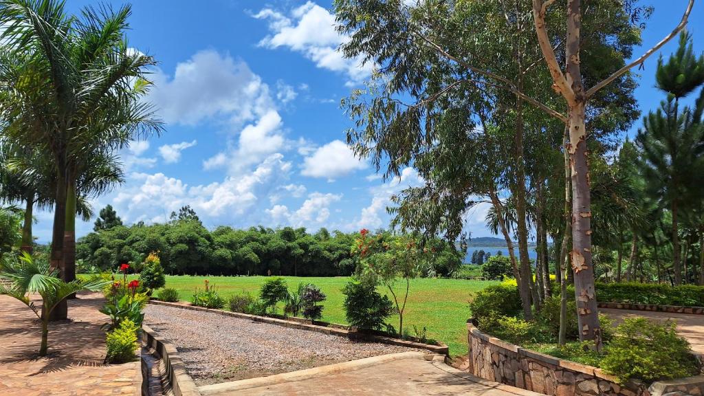 un parque con palmeras y un campo verde en Ridgeway Victoria, en Wakiso