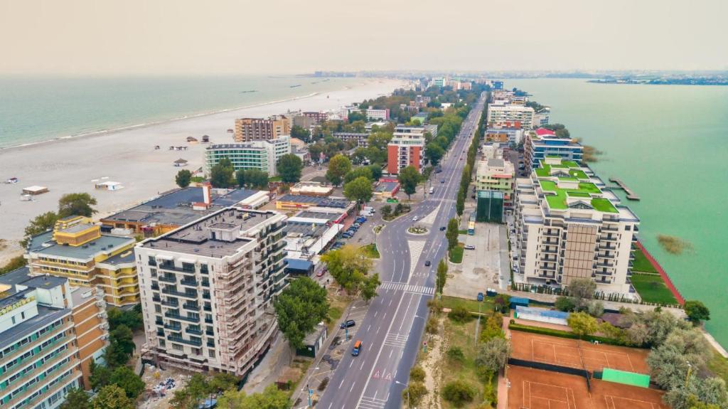 een luchtzicht op een stad met een strand bij PAONI Apartment by Solid Residence Butoaie Mamaia in Mamaia